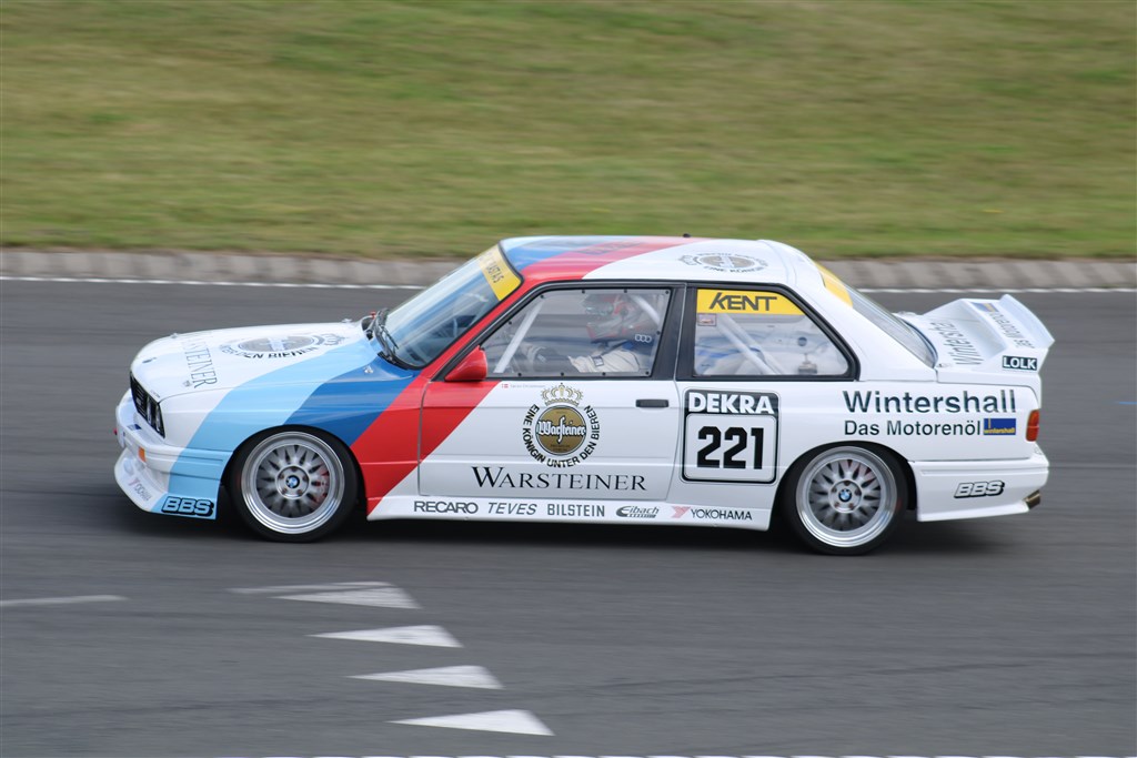 Søren Christensen elsker ikoniske BMW designs. Tidligere kørte han med et design a la Nürburgring 24 timers løbet på hans gamle BMW, og nu har han valgt et DTM design til hans nuværende Division 2 racer.
(Foto: JJ Media)